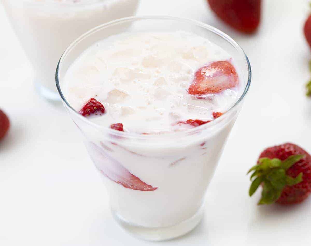 杯草莓和奶油牛奶用在它附近的草莓