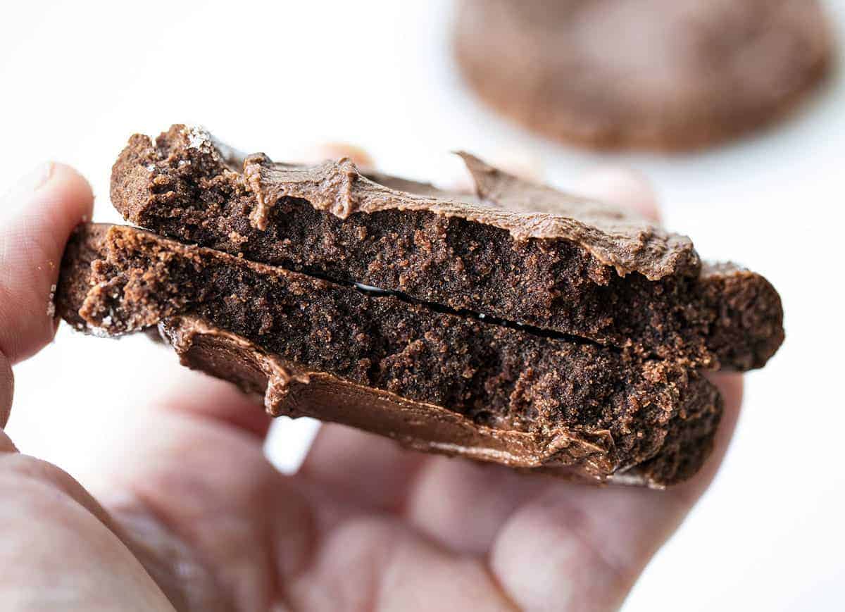 一块巧克力饼干分成两半，露出里面的质地