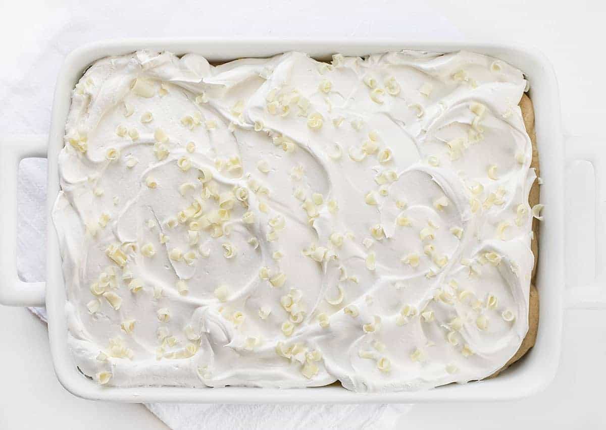 俯瞰金色奥利奥甜点在白色烤盘与迷你白巧克力卷