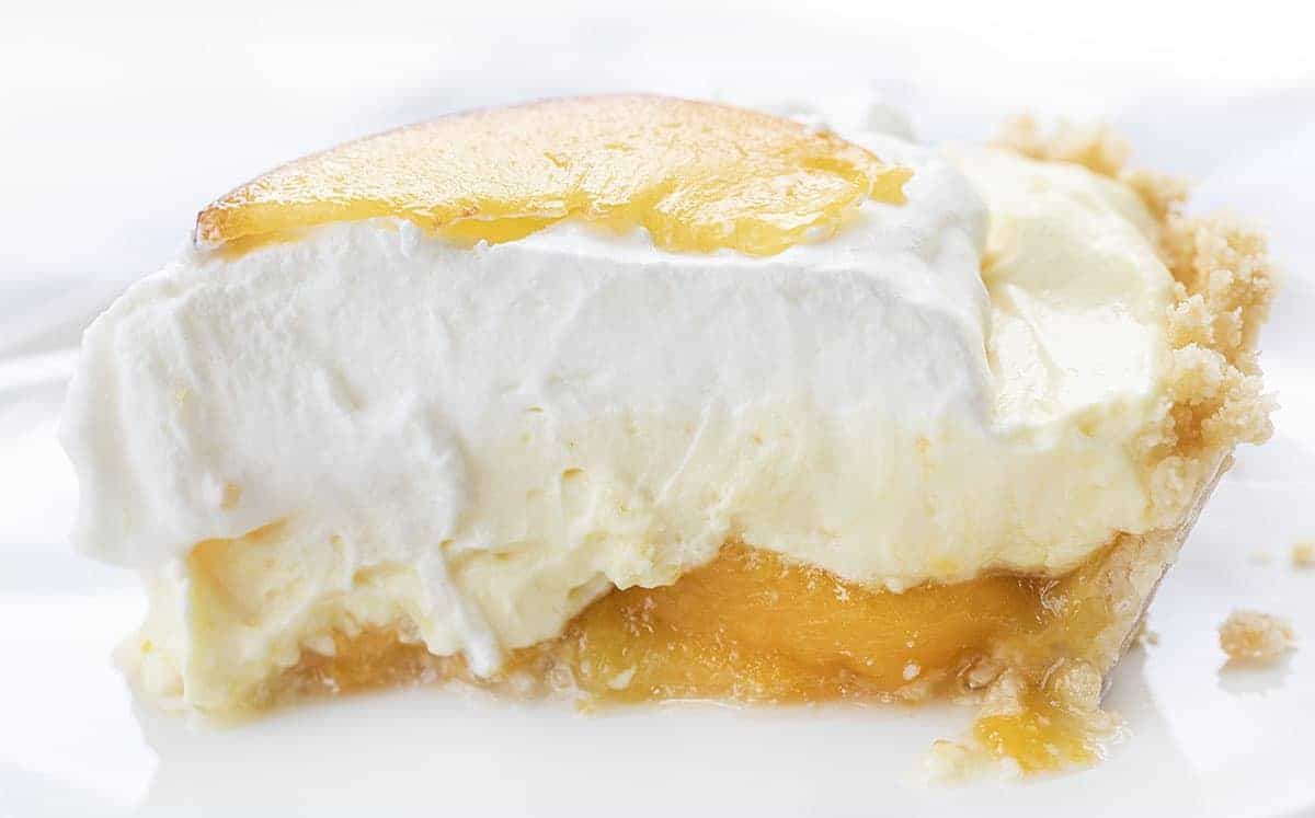 桃子和奶油饼的侧视图在白色板材