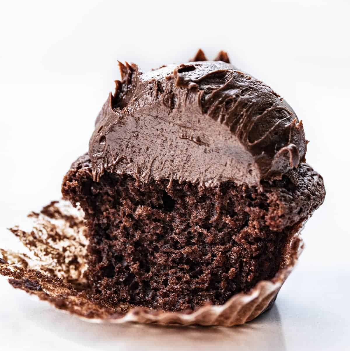 巧克力果仁巧克力杯形蛋糕切成在里面显示软的纹理