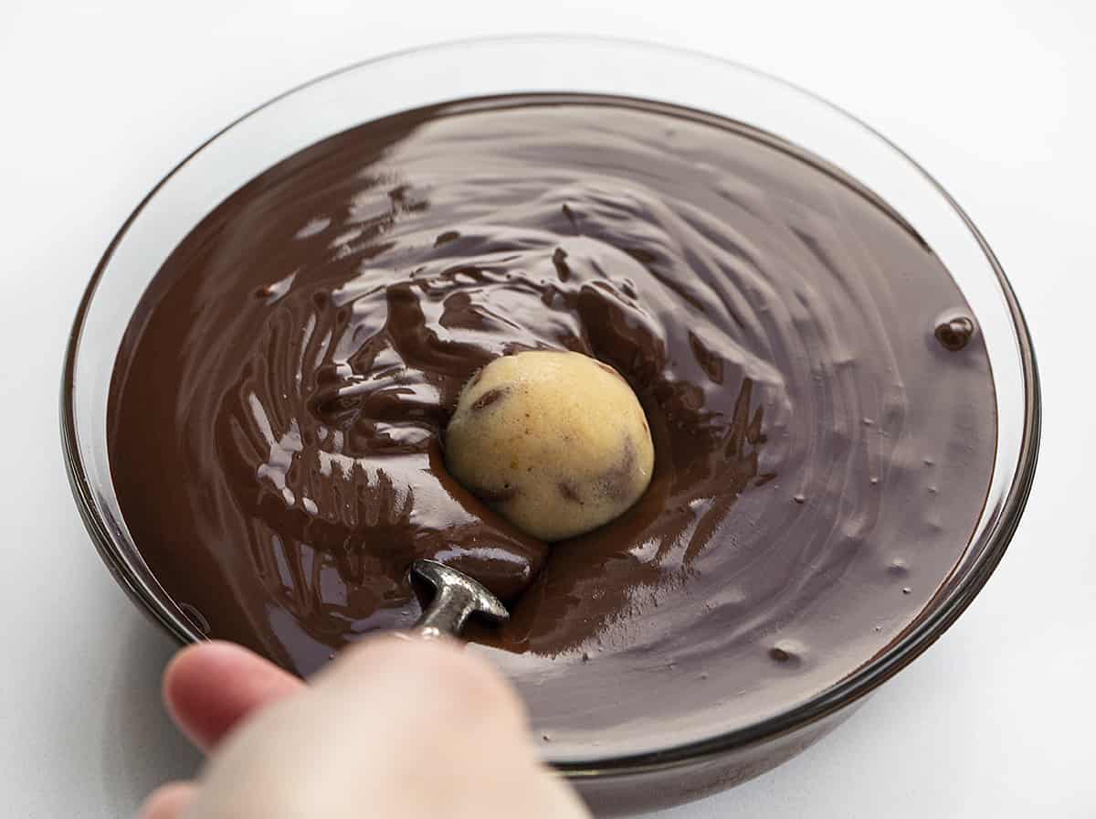 用曲奇饼蘸巧克力