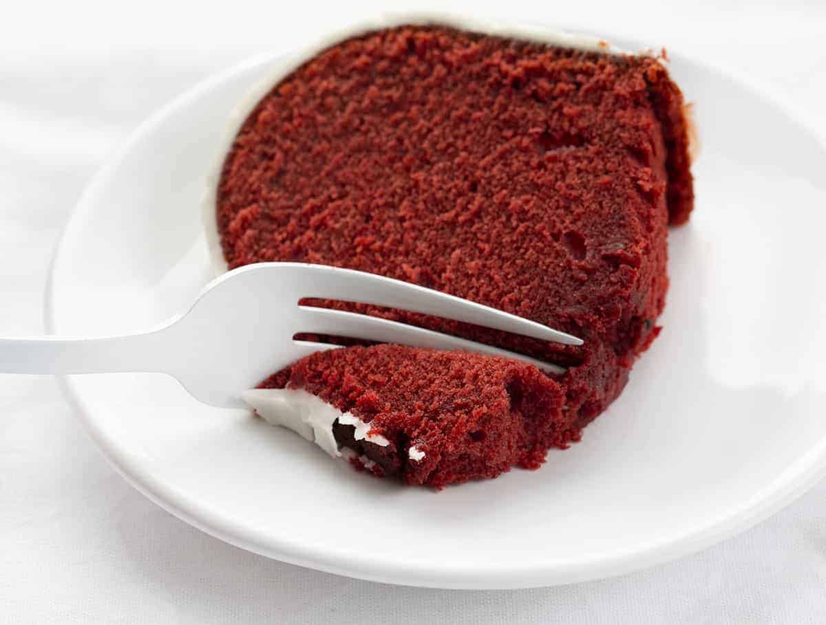 叉子咬了一口红色天鹅绒磅蛋糕