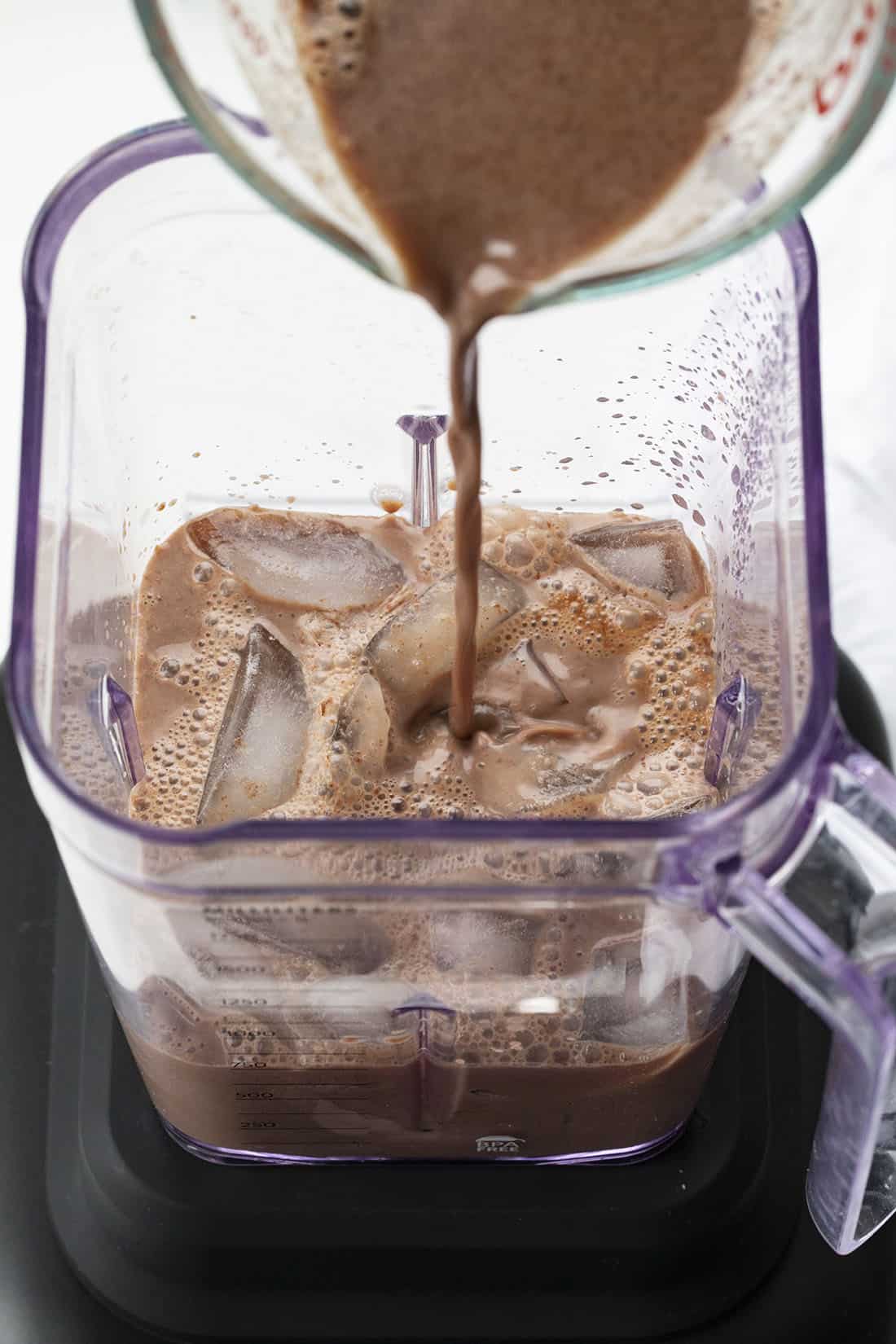 为冰冻热巧克力饮料添加配料搅拌机