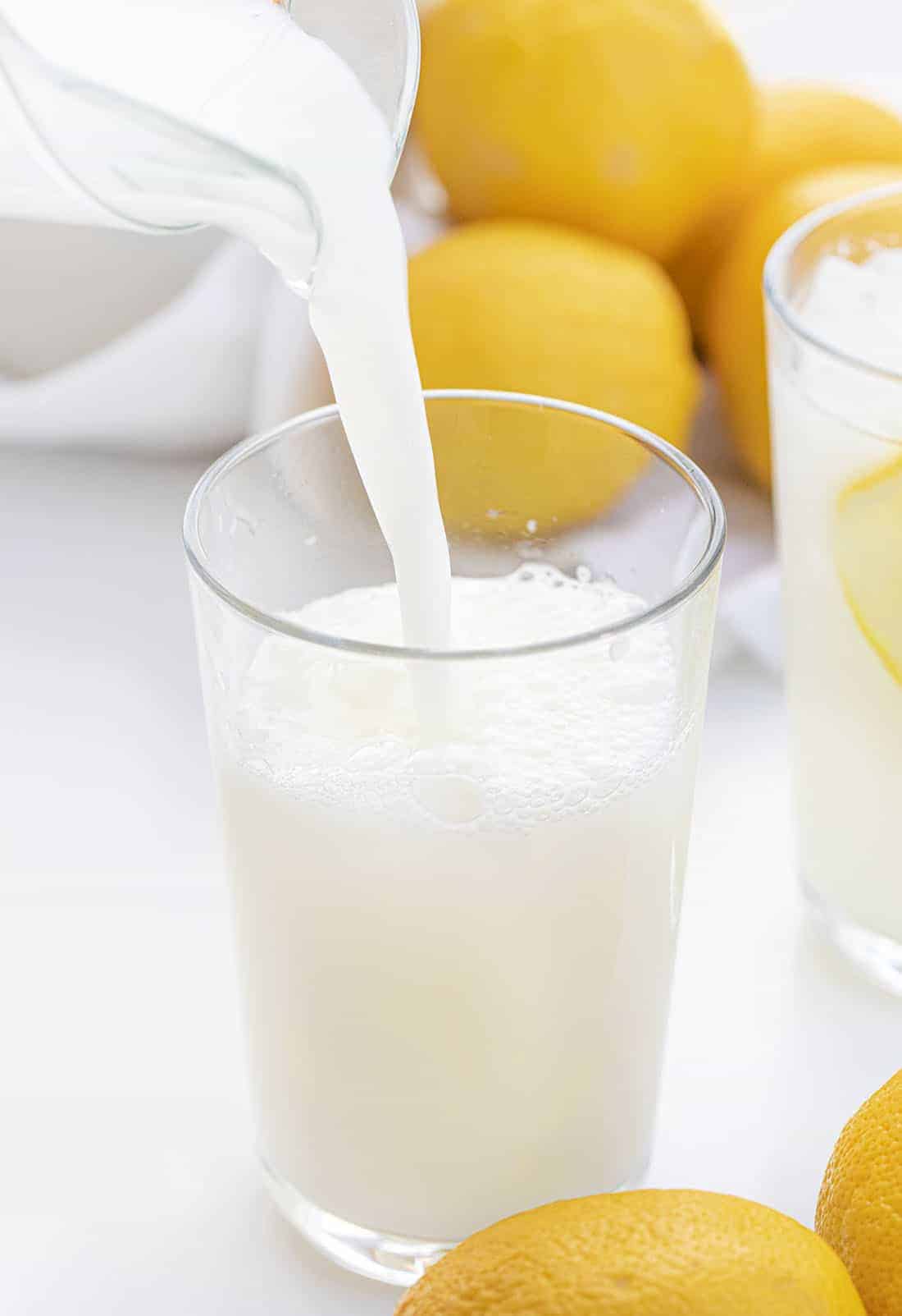 倒奶油柠檬水 - 巴西柠檬水食谱成玻璃