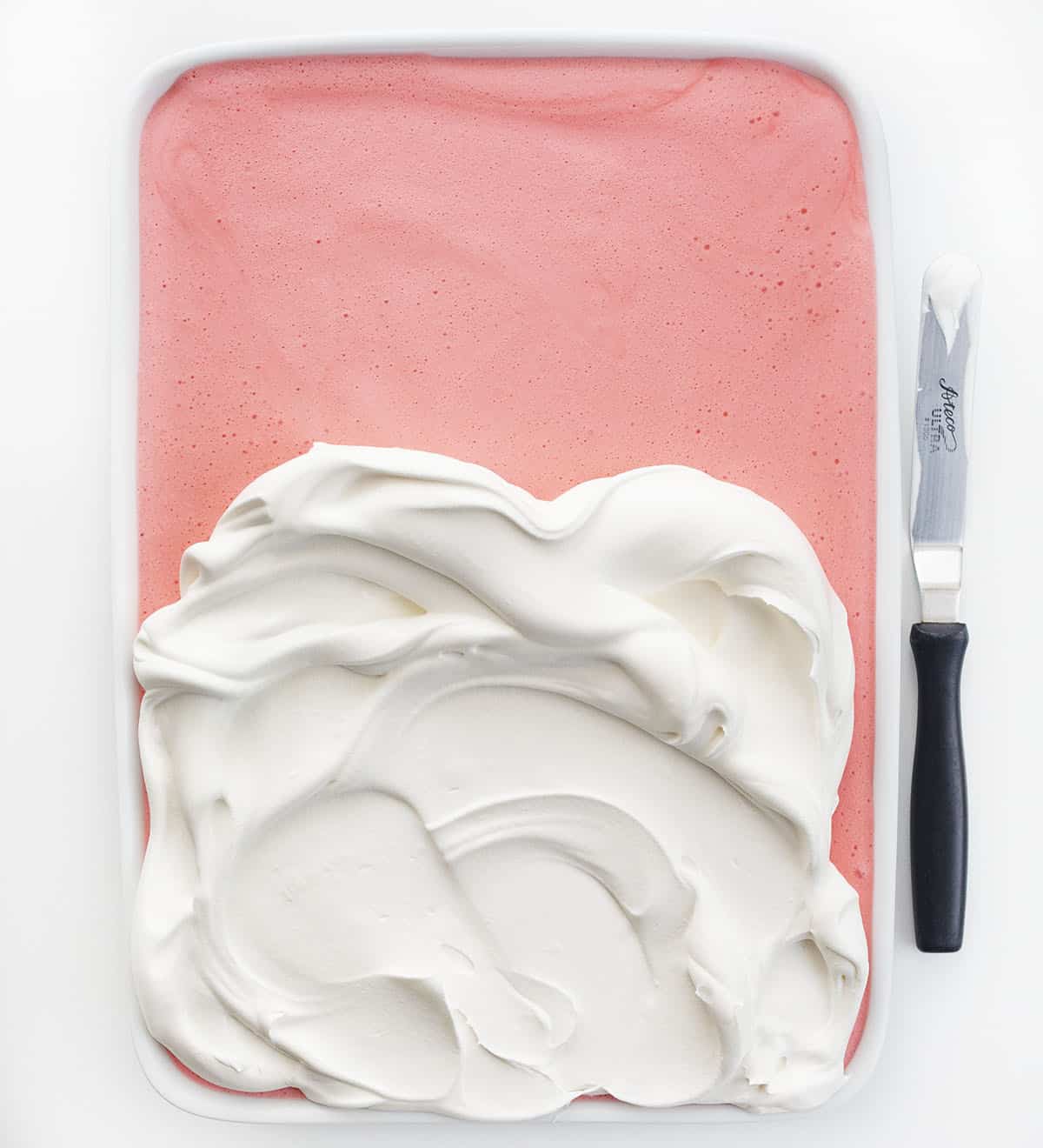 草莓冰盒芝士蛋糕加入鲜奶油