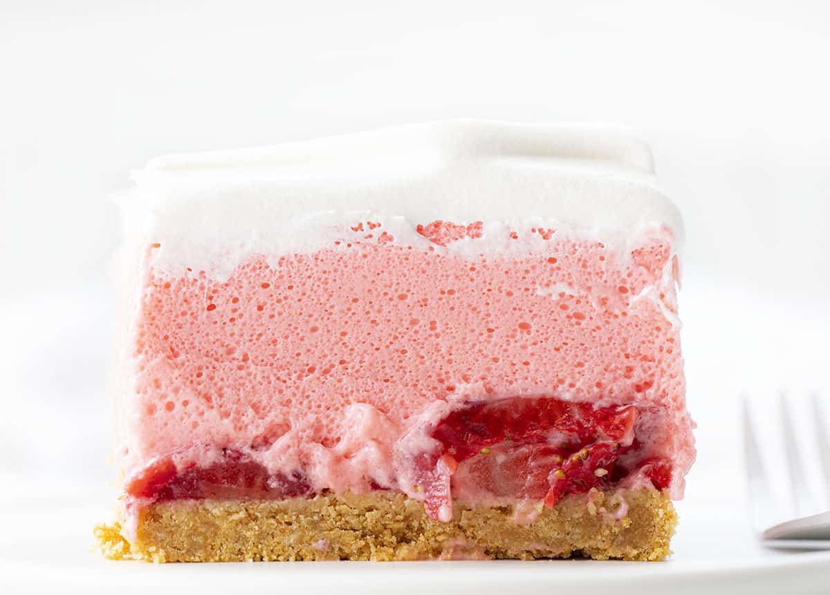 用叉子盛草莓冰盒芝士蛋糕