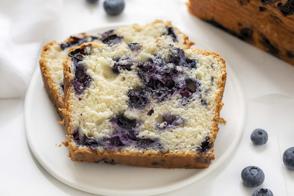 将蓝莓面包切片放在盘子里