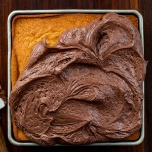 用巧克力Ermine糖霜部分磨砂黄色的蛋糕。
