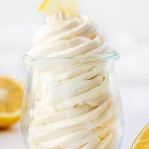柠檬Ermine糖霜被管道插入玻璃罐中，周围有柠檬。