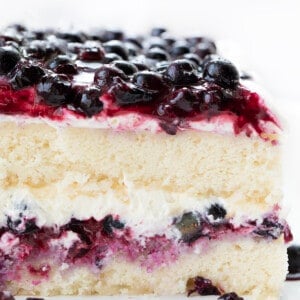 切成板蓝莓酥饼蛋糕，显示柔软的层。