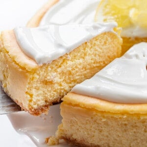 刮刀从蛋糕架上捡起一块柠檬芝士蛋糕。