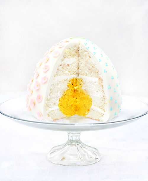 在蛋糕里面的复活节彩蛋惊奇