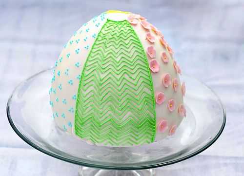 在蛋糕里面的复活节彩蛋惊奇