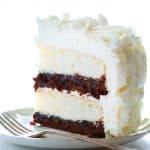令人惊叹的玫瑰花结覆盖了这个美味的蛋糕...白色蛋糕层配以丰富的富丽之子美味！